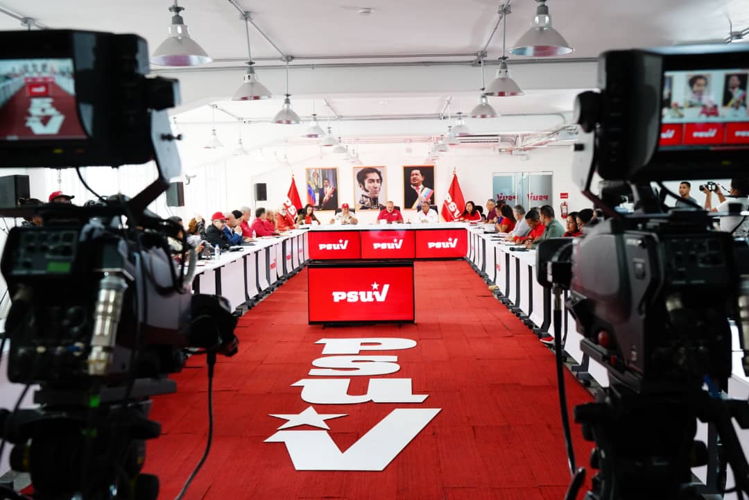PartidoPSUV's tweet photo. En despliegue permanente 🚩

"729 encuentros organizativos, 43 marchas, 29 concentraciones de agitación, 307 asambleas de bases, 484 cafecitos, 115 sancochos comunitarios y 309 despliegues sociales se han realizado esta semana", Diosdado Cabello. 

@dcabellor 
#ElTipoEsMaduro https://t.co/XMfwEpeLI8