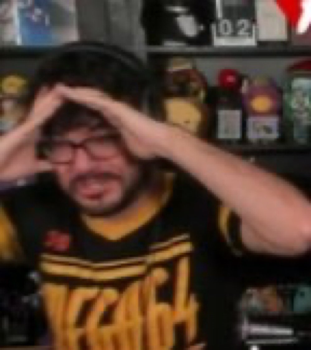 RayNarvaezJr's tweet photo. Guys I have a confession…

I have no idea how to properly use a comma. 

Sometimes if a sentence seems too long I panic and throw one in there and hope for the best. https://t.co/vKZlr5xMFQ