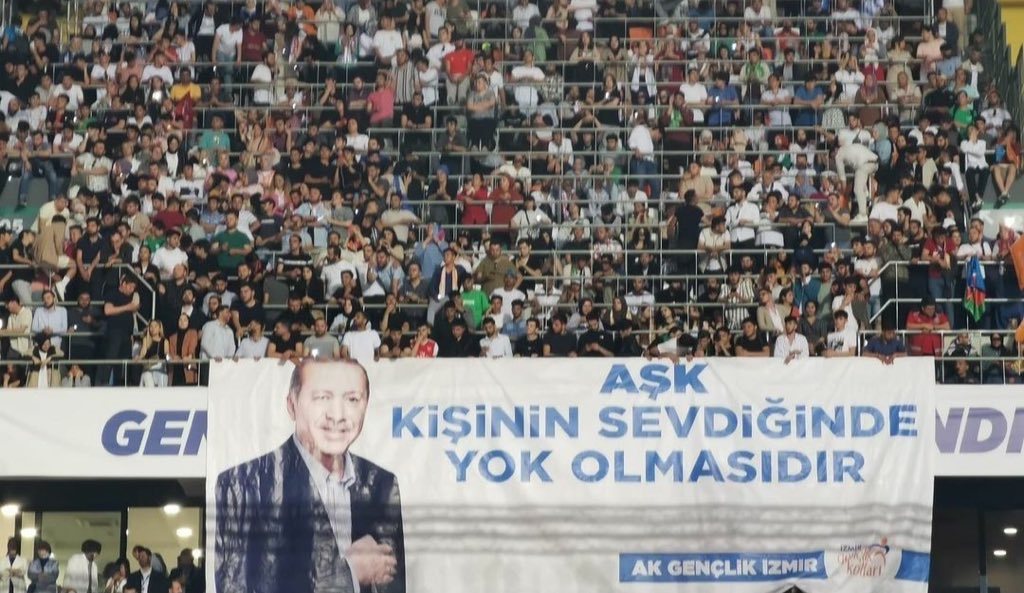 Bugün Türkiye siyasetine hizmete sevdalı insanların kurduğu AK Partinin doğum günü olacak. 

Milletimizle kurduk, milletimizle büyüyoruz.. 

#AkParti22Yaşında