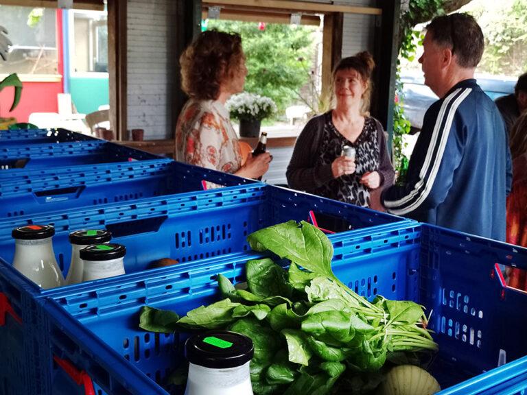 Voedselcoöperatie, weet jij wat het is?🍴Het is niet meer dan een mondelinge afspraak tussen een groepje mensen, om samen eten in te kopen van boeren uit de buurt.  Wil je weten hoe dat werkt en wat het oplevert? Kom naar onze presentatie wo 23 aug (19:30) ow.ly/U7f350PyYRE