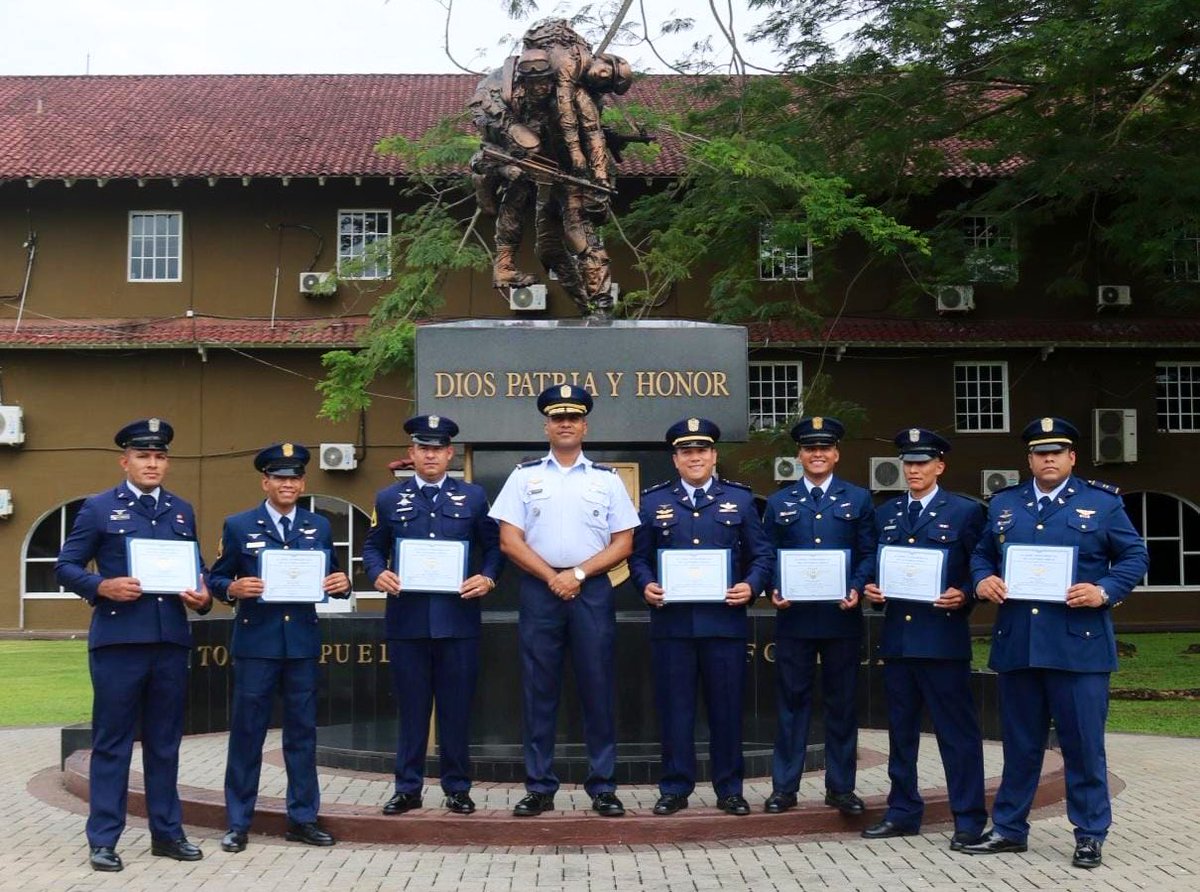 aeronavalpanama's tweet photo. Con gran orgullo recibimos al Capitán Gabriel Martínez, Tte. Edwin Rojas, Sgtos. 1ros. Andy Avendaño y Juan Pinilla y los Cabos 1ros. Yon Hernández, Hernán Jordan y Ángel Jiménez, por haber culminado estudios en la Academia Interamericana de las Fuerzas Aéreas #IAAFA.
#Afianzando https://t.co/YSoL9tyMgj