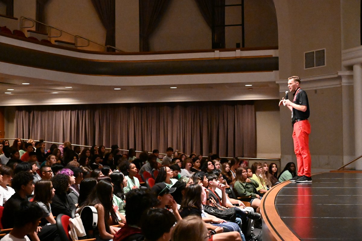 LHSLinks's tweet image. The Class of 2027 had lunch and attended a student panel in the Ted Sorensen Theatre, and now they are doing a walk-through of their class schedules while learning about expectations and policies at Lincoln High. #GoLinks #FirstWeekLPS