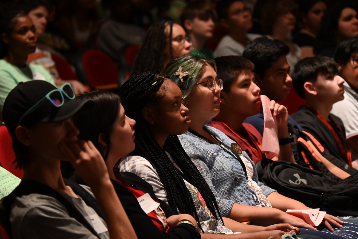 LHSLinks's tweet image. The Class of 2027 had lunch and attended a student panel in the Ted Sorensen Theatre, and now they are doing a walk-through of their class schedules while learning about expectations and policies at Lincoln High. #GoLinks #FirstWeekLPS