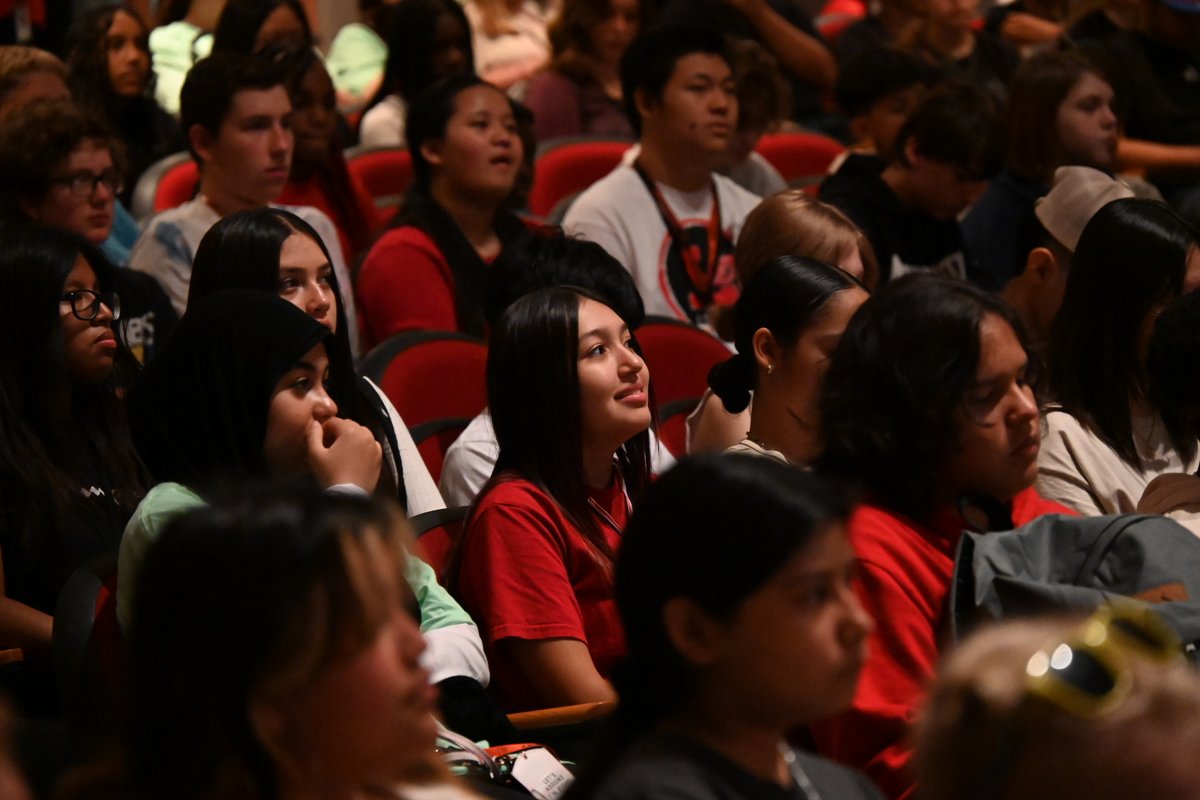 LHSLinks's tweet image. The Class of 2027 had lunch and attended a student panel in the Ted Sorensen Theatre, and now they are doing a walk-through of their class schedules while learning about expectations and policies at Lincoln High. #GoLinks #FirstWeekLPS
