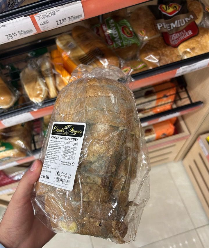 Migros Market ekmek reyonunda unutulan ekmekler küflenmiş ve hatırlanmayı bekliyor.

Devasa reklamların ardından bu manzaraları görmek bizim de hoşumuza gitmiyor.

#DenetimSizde