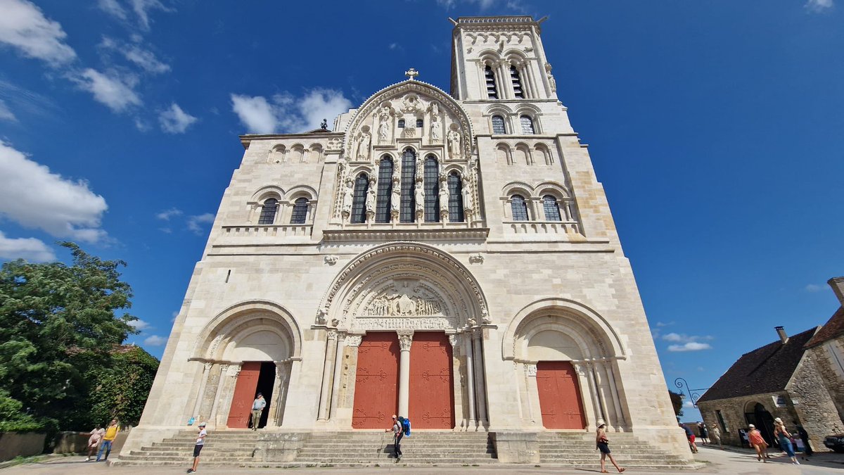 Limastte's tweet image. YES we did it 🥾🥾, 21 dagen #wandelen (excl. 2 rustdagen)  door bijna alle weersomstandigheden, veel heuvels met verschillende stijgingen /dalingen bijv. 19% , vandaag onze eindbestemming bereikt @vezelay (450 km @RocRoiAdventure @OTVezelay ). Wij zijn gestart op 23 juli 2023.