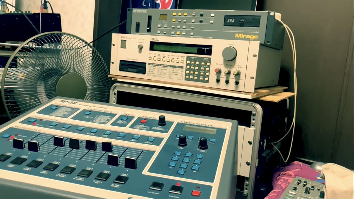 kuronekoCirno's tweet image. 道具を撤去🥱

諸行無常

今回は、SP-12祭りだた
mirageもちょっと使ったた

😺が拗ねてしまったので
ご飯は多めにサービスしておこう😸

おぬし
しっかし
出演してるなっ

#8bit
#12bit
#ensoniq
#ensoniqmirage
#sp12
#s1000
#akaiprofessional
#sampler

#ニャンコ
#ソマリ
#somalicat

#あまむす