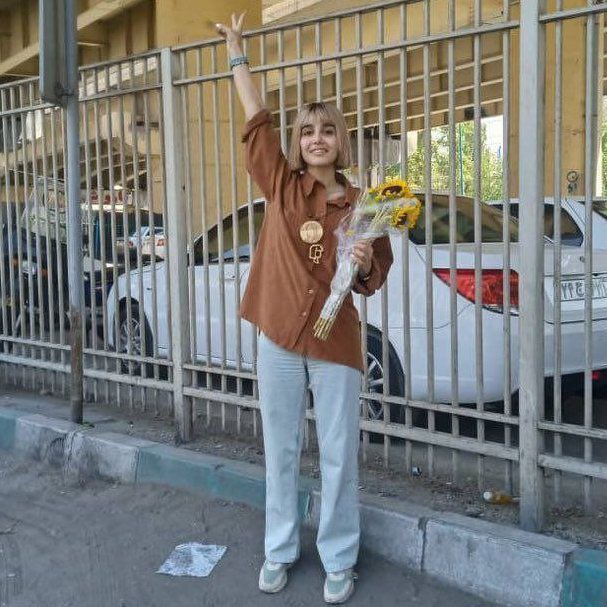 Mojtabapacino's tweet photo. یه روز بعد آزادی، رفته گوشیش رو از کلانتری تحویل بگیره. مامورا گرفتن کلی کتکش زدن مادرش گفته میخواید اینم مثل مهسا بکشید؟ افسر گفته آره اونو که کشتیم اینم میکشیم.
دوباره بازداشت و بردنش زندان قرچک.
جنایت پشت جنایت. صداش باشیم...
#نازیلا_معروفیان 
#مهسا_امینی https://t.co/oAEu1wxLJM