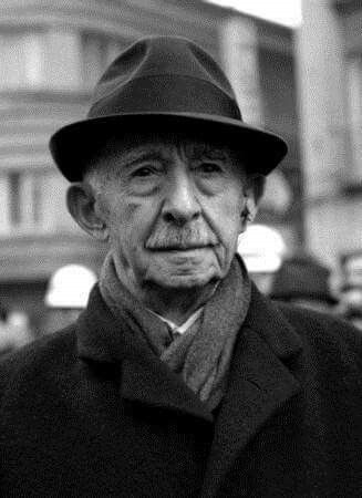 "Bunlar Konya'nın ovalarında dindarlık taslar, Ankara'nın pavyonlarında genç kızları dikizlerler!"

-İsmet İnönü