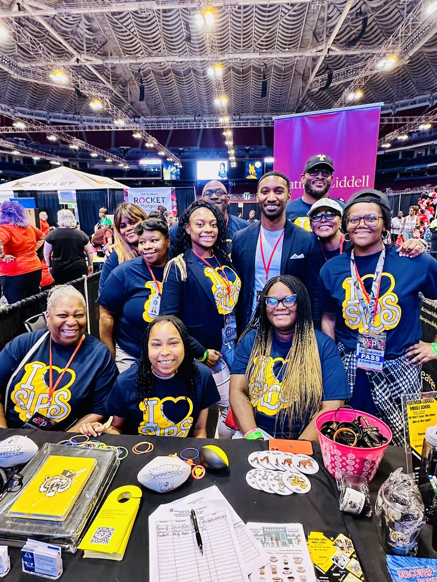 All smiles with Dr. Nash and my friends from Yeatman Middle at the Urban League Expo two weekends ago! Shoutout to this team making sure the many and unique needs of their students and families are met with the dynamic community orgs they partner with. #InvestInYouth