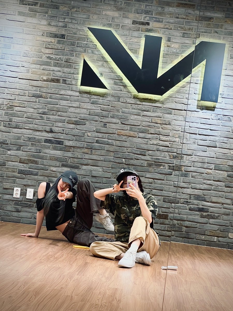 WOOAH_HM's tweet photo. [#나나]
오랜만에 만난 채연 언니이🤍 
응원 잔뜩 받아따🍀

#wooah #우아 #NANA https://t.co/3UTggPBBUt