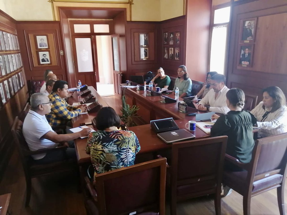 SPPCQRO's tweet photo. La directora de Vinculación, Mari García y el Comisionado de Mejora Regulatoria, Pedro Paredes, se reunieron con el equipo del municipio de Cadereyta de Montes para coordinar los trabajos en materia de simplificación y digitalización de trámites. https://t.co/RfU2rk3V3k