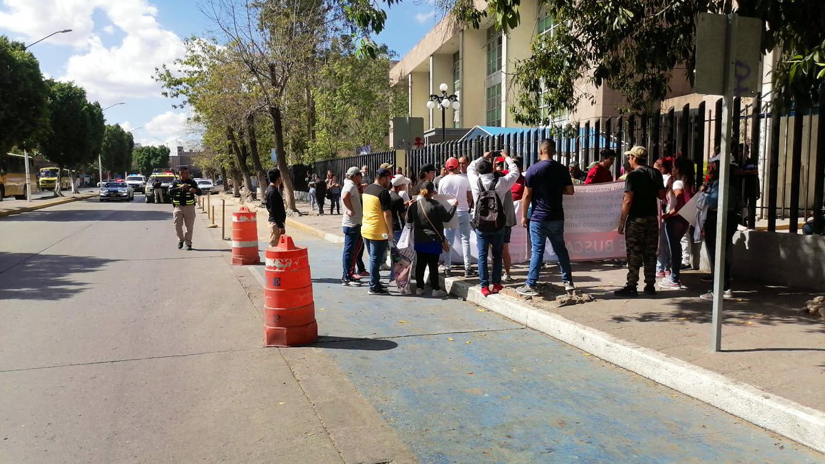 #Ciudad | Familiares de desaparecido bloquearon carretera 57

Un grupo de personas solicitó la aparición de un chofer de plataforma que fue visto por última vez el 10 de agosto

Nota completa: bit.ly/3sgU2kZ