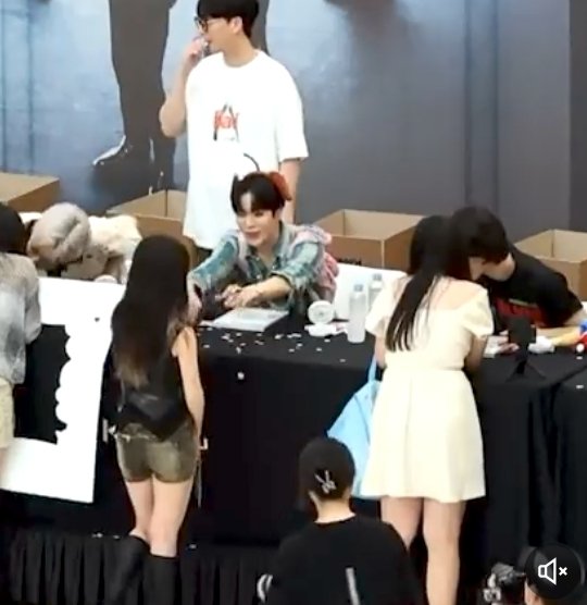 chua_rm's tweet photo. I'm not a fan of treasure, but as a fan of kpop, the girl's attitude is rude, that's why U attend a fansign event to get the idols' signatures, not to look stupid.
You idolize them but u don't like the one member Respect to the members and fans who r loyal to them🙄
#Yoonjeahyuk https://t.co/RltcLidnjm
