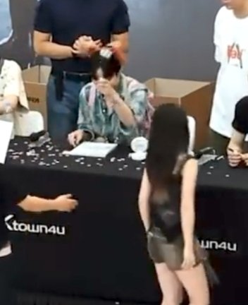 chua_rm's tweet photo. I'm not a fan of treasure, but as a fan of kpop, the girl's attitude is rude, that's why U attend a fansign event to get the idols' signatures, not to look stupid.
You idolize them but u don't like the one member Respect to the members and fans who r loyal to them🙄
#Yoonjeahyuk https://t.co/RltcLidnjm
