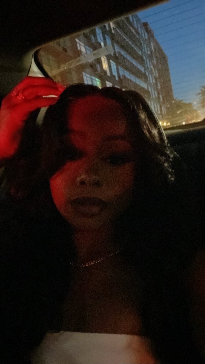 zemiraaaaaa's tweet photo. i looked STUNNING on my 21st. https://t.co/iWq9fcgTvN