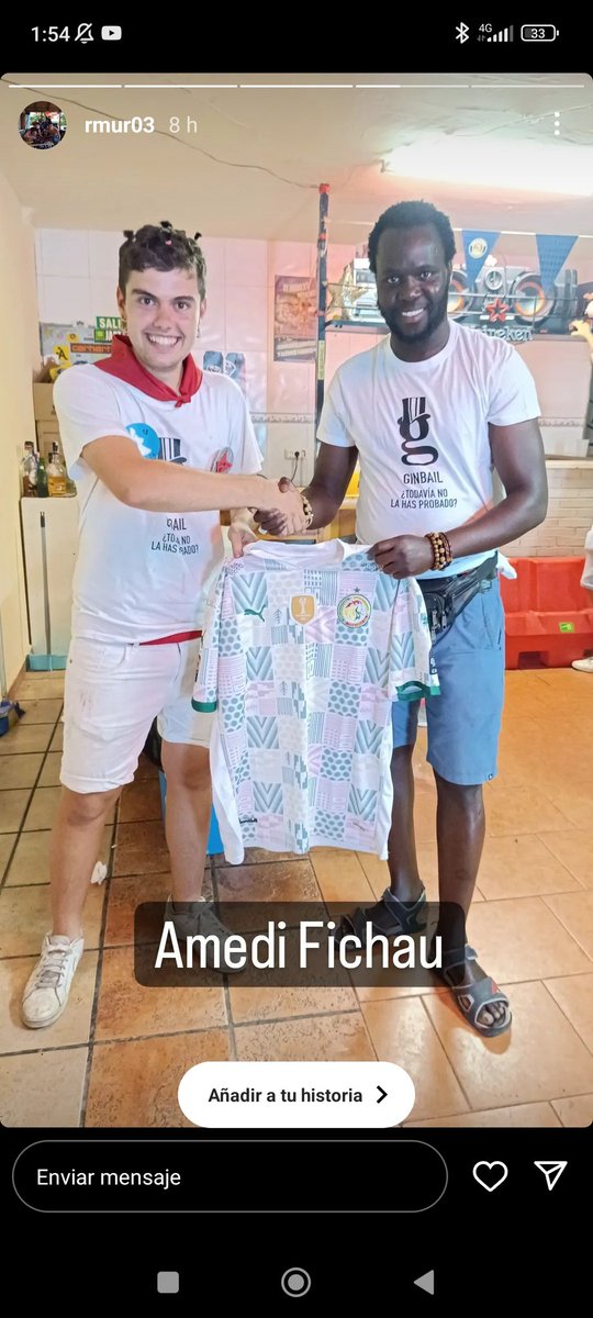 Poca gente puede decir que ha intercambiado su camiseta con un vendedor de pulseras