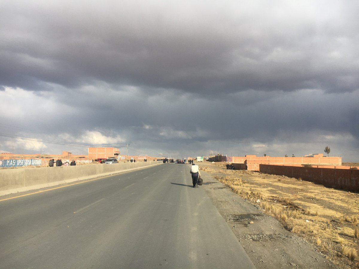 Primera jornada de bloqueos y paro de transportistas en LaPaz #Bolivia. Piden elevar  pasajes a población  ante subidas de combustible. Tensiones energéticas a la vista #PeakOil