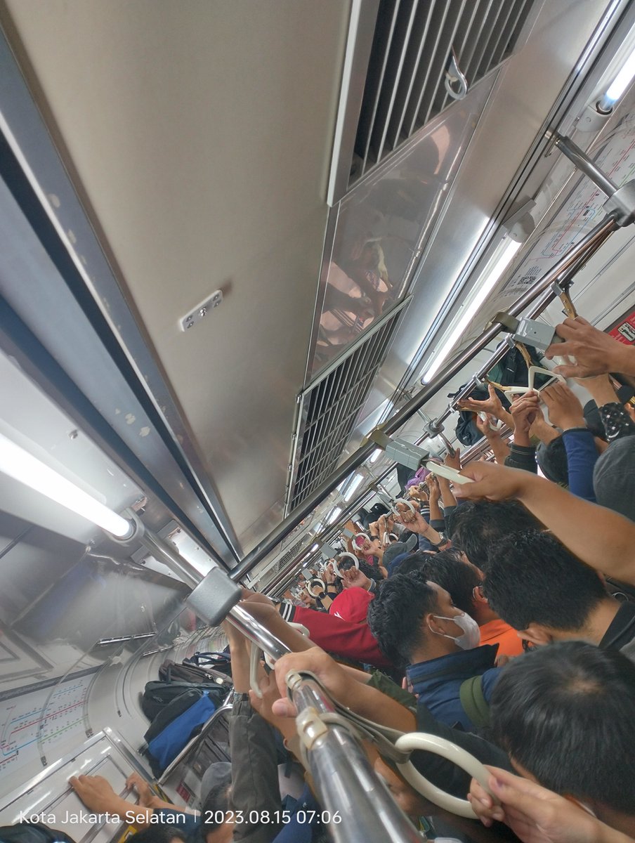 Abdul17much's tweet photo. Kpd @CommuterLine mhn bgd utk jdwl boo-jkt dari 6.00 ke 6.15 gap jauh di jam sibuk kerja. Tdk nymn, ap lg bagi wanita. Pls help 
CC: @jokowi  @jalur5_ @BimaAryaS @KAI121 @infobogor @detikcom @radarbogorID @jalur5_ 
@InfoKRL @curh https://t.co/ndUyFL4zd9