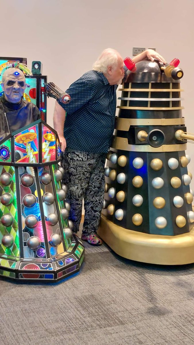 dalekdecimus's tweet photo. Got a kiss from the 6th Doctor!
#dalek #daleks #dalekdecimus #davros #6thdoctor #colinbaker #drwho #doctorwho #projectdalek #comicconwales https://t.co/yYbu27PVSZ