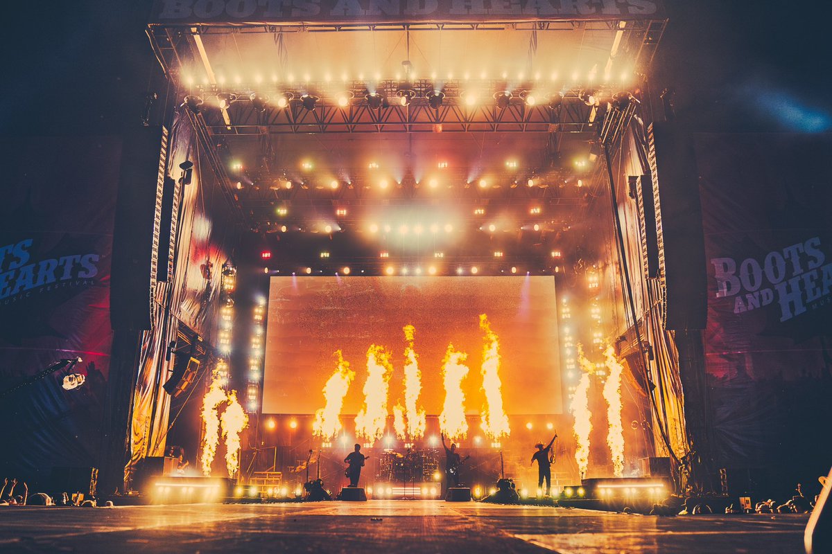 Nickelback's tweet image. Nights like these are what it’s all about 🔥

📸: @thiehle