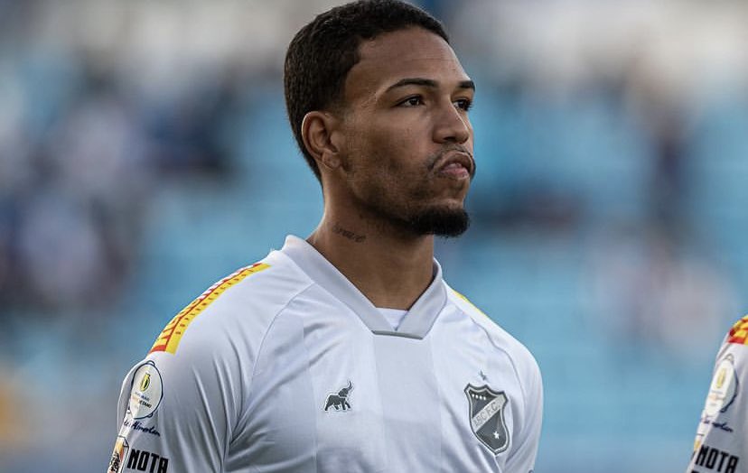 RodrigoFerrelra's tweet photo. Muita gente se surpreendeu com uma publicação do volante Wallace na praia hoje mais cedo. Pois é. Acabei de saber que o atleta não foi relacionado pra partida contra o Ituano, no Frasqueirão. E ele não está machucado, mas simplesmente não foi relacionado. #RF @96fmnatal https://t.co/kqamzmwNRd