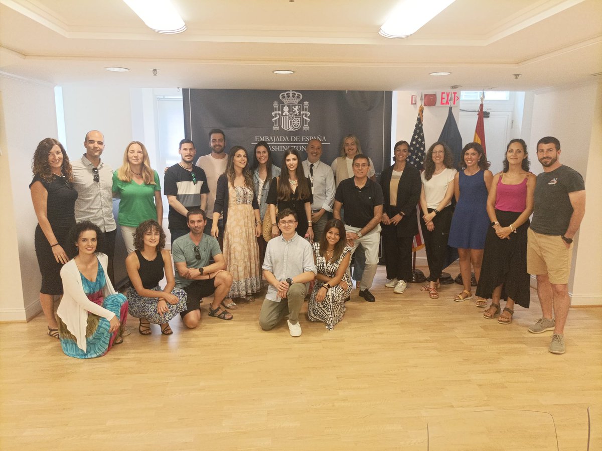 Bienvenida a los nuevos #PPVV de la demarcación Nordeste. Nuestro agradecimiento a Arantxa Herrero <a href="/ConsTrabajoUSA/">Consejería de Trabajo en EEUU</a>, @juliaPunti PPVV en @FDESPandas  y Marlén Joglar Instructional Coach en Bruce-Monroe.  ¡Mucha suerte profesores/as!  #SpainEdOffice #AcciónEducativaExterior