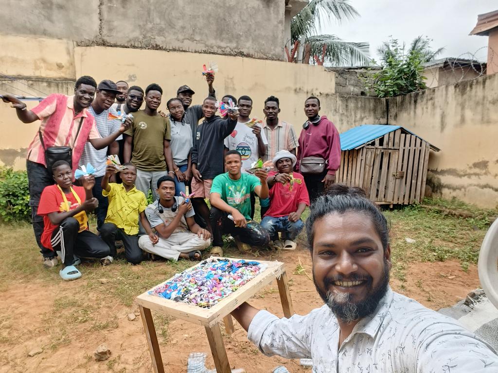 TespritTete's tweet photo. Quelques images de travail de fin d'atelier avec les enfants, étudiants et artistes dans le but d'apprendre à confectionner des œuvres d'art à l'aide de plastiques recyclés ♻️.
#Tespritar
#plastic #recyclage #dechets #chaussures #art #artcontemporain #chaussures #dirty #collage https://t.co/tsKBLQDeBx