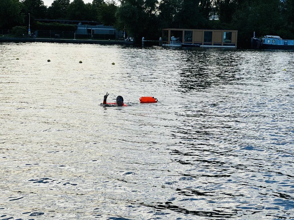 Frodo1977's tweet photo. 💙 amazing to follow your #HudsonSwim2023 💪 @LewisPugh you never swim alone for #SwimmableRivers 🌊 greetings from #AmsterdamCitySwim https://t.co/x1wr7Fn7Yn