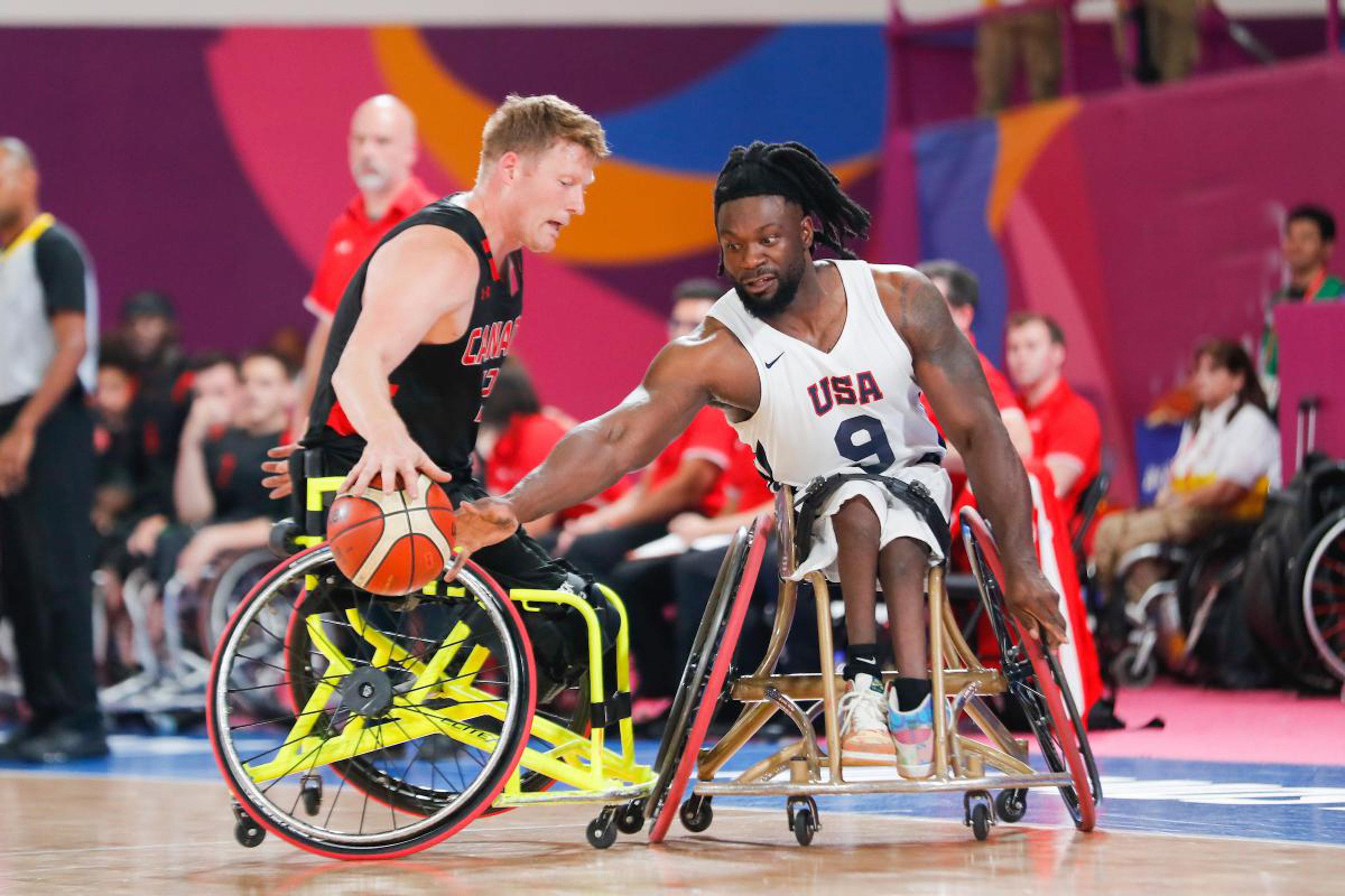 Partido de baloncesto en silla de ruedas entre Estados Unidos y Canadá