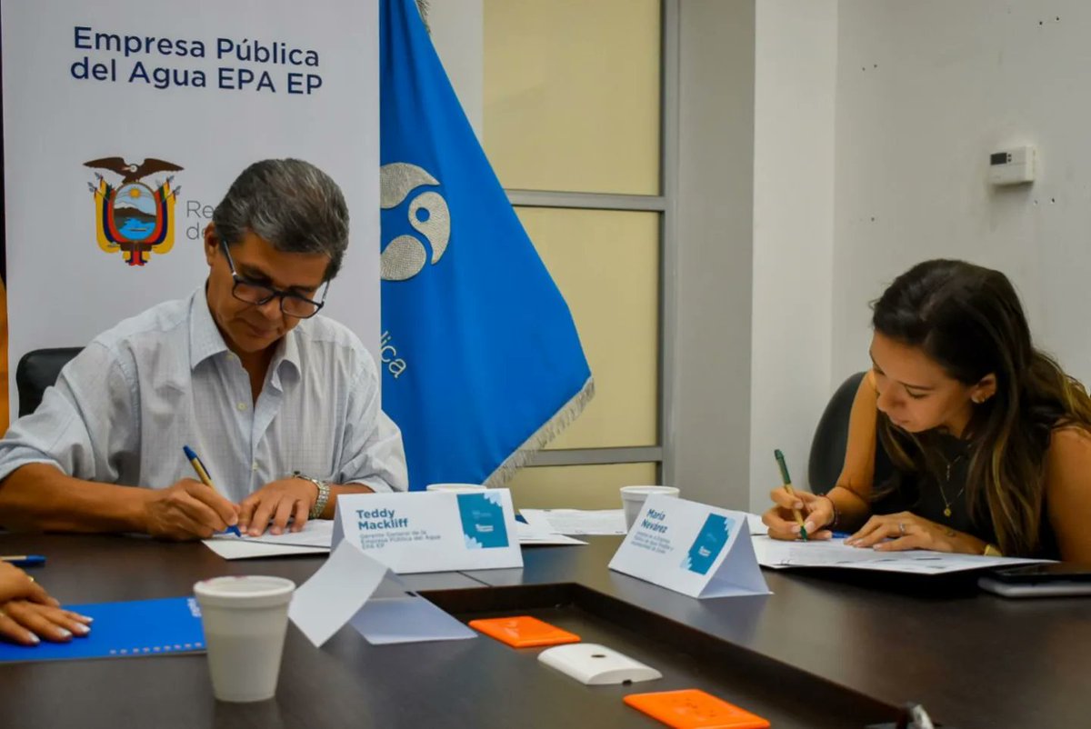 GobiernodeDuran's tweet photo. ¡Fortalecemos las relaciones interinstitucionales! 🤝 

Gracias a las gestiones del alcalde @CHONILLOec, hoy @EMAPAD_EP logró un valioso convenio de cooperación con @EmpresaaguaEc. Este acuerdo permitirá recibir asesoría y asistencia técnica para mejorar la gestión del agua. https://t.co/XqDmpqPbuc