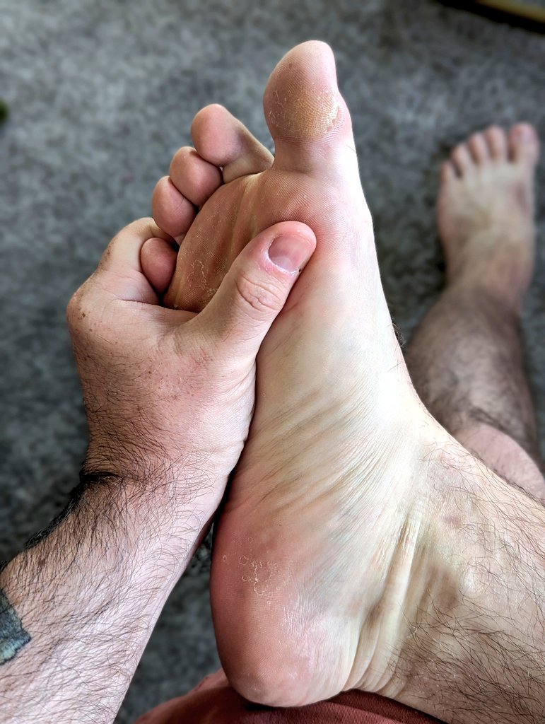 DaddysFeetPics's tweet photo. These #manfeet sure need a massage #feet #gayfeet #mensfeet #guyfeet #hairymanfeet #stinkymanfeet #hairybear #gaybear https://t.co/6C0YUKE8UW