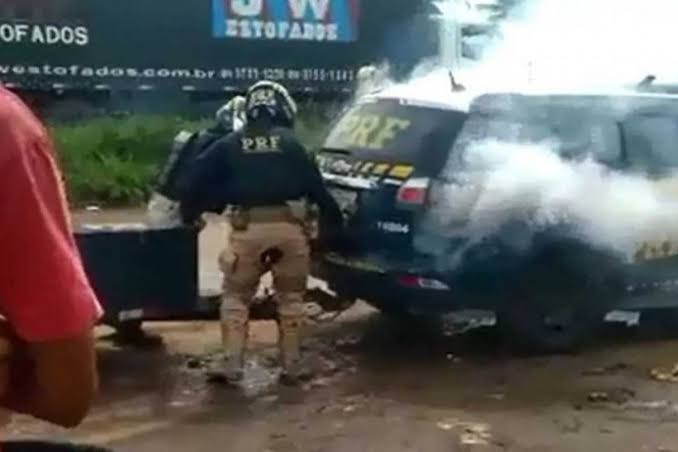 lazarorosa25's tweet photo. GRANDE DIA! Ministro Flávio Dino acaba de anunciar a demissão dos 3 policiais rodoviários federais que, em 2022, mataram o Sr. Genivaldo asfixiado dentro de uma viatura da PRF. https://t.co/mnczAw9Vvm