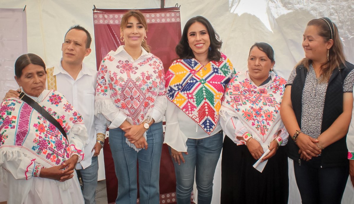 gobiernohidalgo's tweet photo. ¡Fomentamos el desarrollo económico respaldando al sector artesanal! 🎭
En conjunto con @Bienestar_Hgo y el ayuntamiento de #Acaxochitlán, hemos inaugurado un punto de venta #Hidarte, creando así nuevas oportunidades. https://t.co/dVJwQstwRl