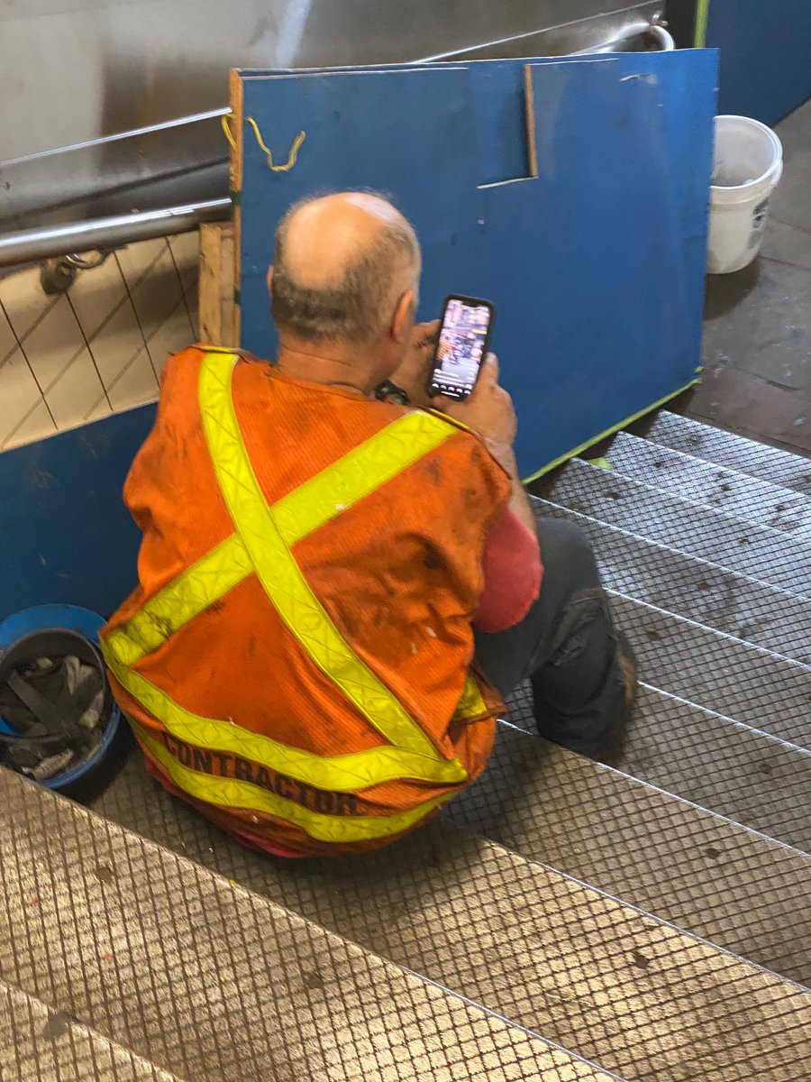 squidsubmarine's tweet photo. The High St subway escalators have been closed off for the past 14 months with no end in sight. I've seen the elderly, people with strollers and even helped an asthmatic homeless woman up the stairs as she needed to stop halfway up to breathe from an inhaler
#MTA @Gothamist https://t.co/ftjuHkPraw