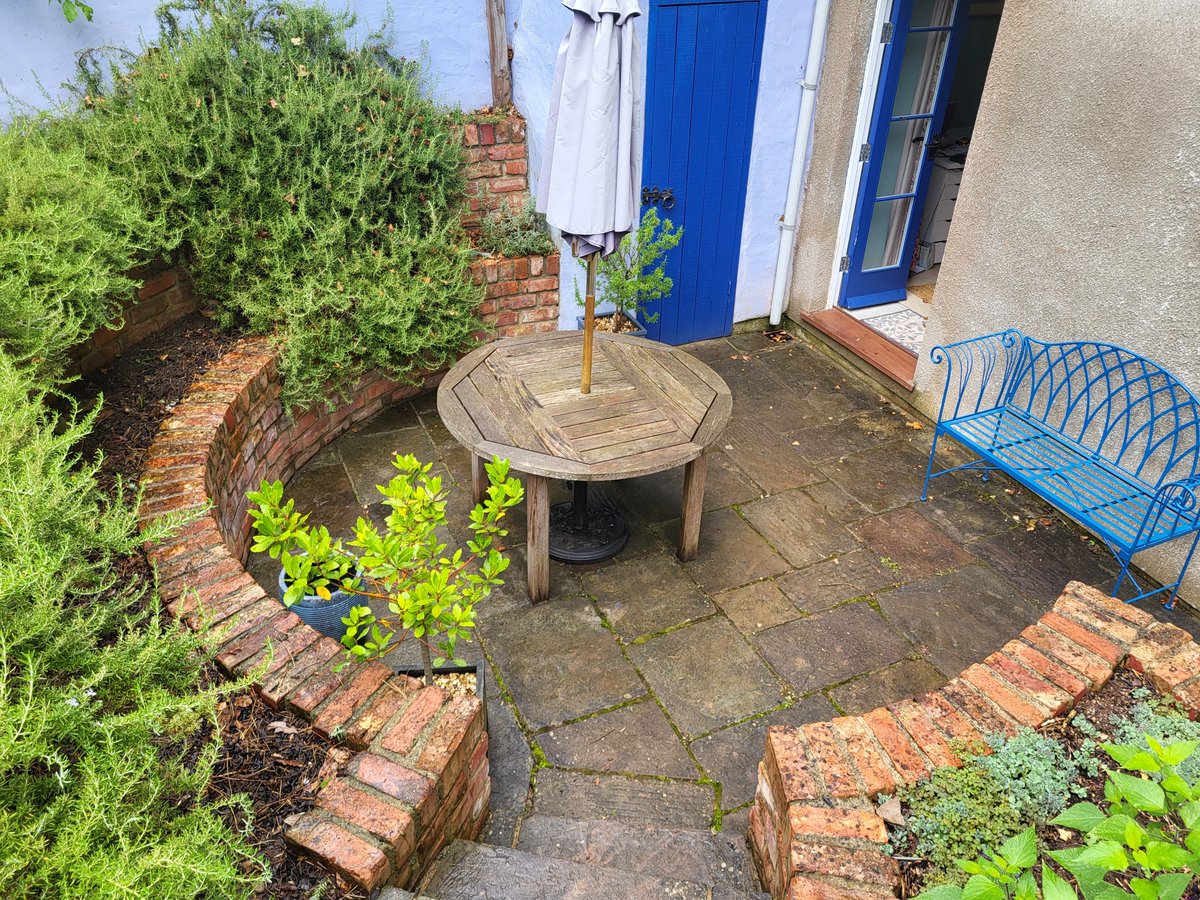 secretgardenweb's tweet photo. Loved working in this #mediterraneaninspired #bristolgarden today 💙💙💙
The #trailingrosemary really works well cascading over the terraced borders.
Once #lavender has been planted in the bare border it will look fantastic!
#terracedgarden #gardenmaintenance https://t.co/NpZOSsW7ux