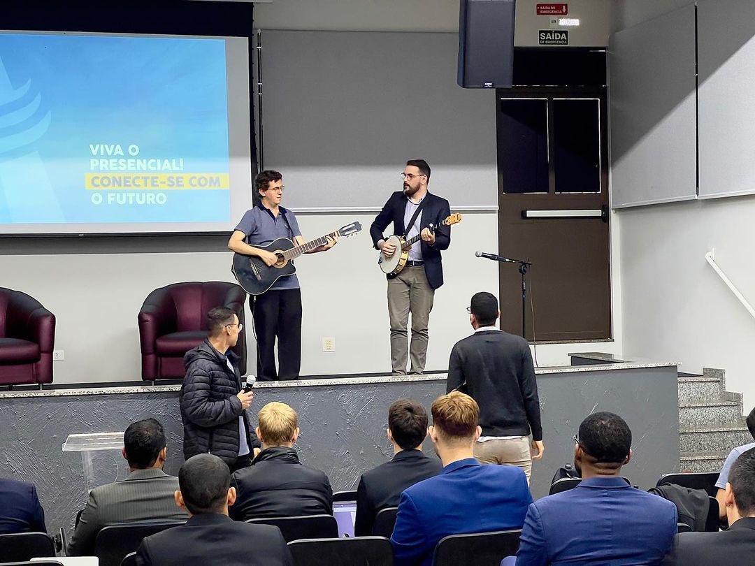 salt_fap's tweet photo. Primeira capela do semestre e palestra com o Pr. Flávio Souza, Coordenador do Salt-FAP.

O chamado para servir a Deus envolve entrega sem reservas a Ele!

#salt_fap #capela #chamado https://t.co/abTtNCUUJP