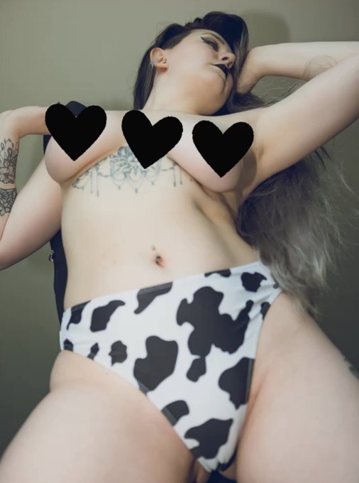 How do y&rsquo;all feel about cowgirls? 🖤🐮 https://t.co/X0G8VYSWtH