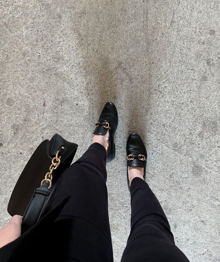 بناطيل سوداء من شي ان تفيدكم للدوامات بالذات بالجامعة مريحة وقماشها حلو وحقت كرررررف :