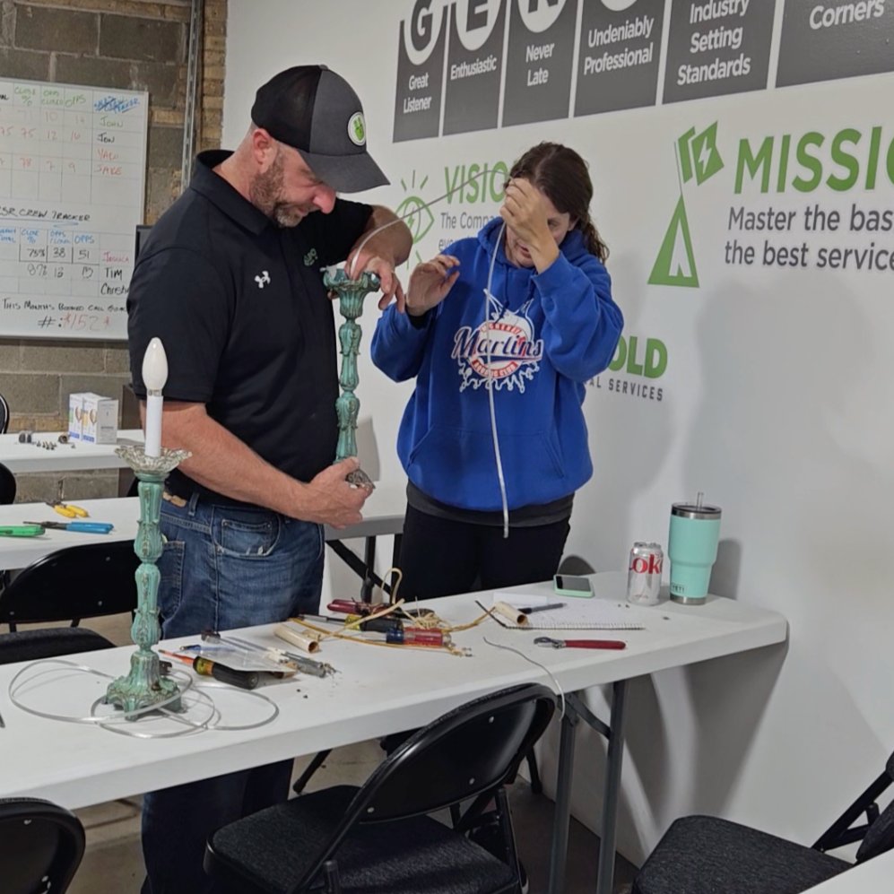ArnoldElect's tweet photo. Arnold Electric's DIY GIRRL Event!

Jack led an engaging session where participants learned to rewire a lamp, delving into the technical know-how behind it. It's all about hands-on learning and sparking creativity! ⚡ #DIYWorkshop #EmpowermentThroughSkills #ArnoldElectricEvents https://t.co/P87vKmiGBu