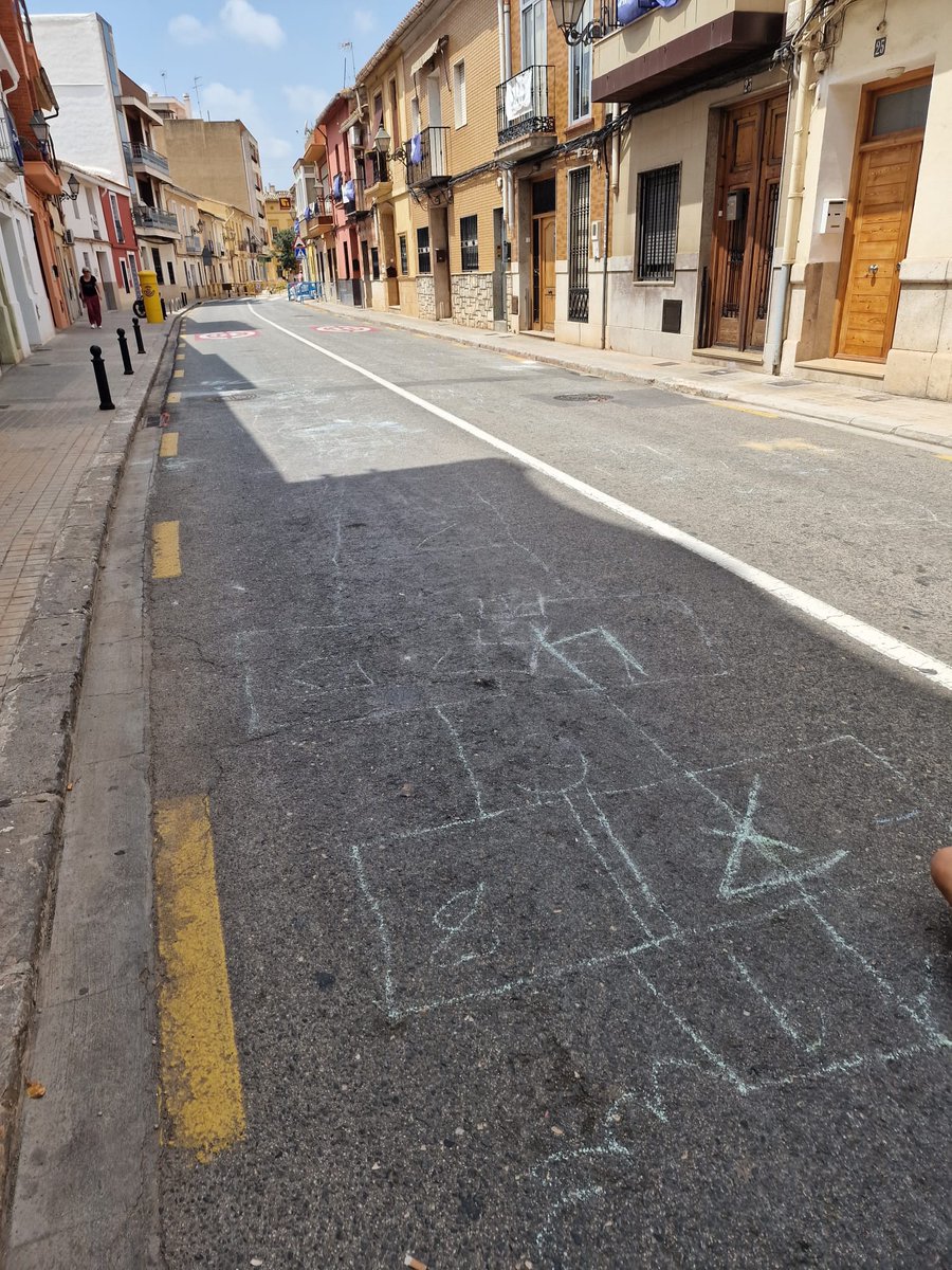Si durante el último mes se ha desviado el tráfico por avenidas y así  se ha respetado a los vecinos y vecinas de #Massarrojos no superando los niveles de ruido maximo establecidos por el <a href="/AjuntamentVLC/">Ajuntament València</a> ¿porque no es definitiva esa ordenación? <a href="/mjosecatala/">María José Catalá</a> <a href="/MJFSanSegundo/">María José Ferrer San Segundo</a>
