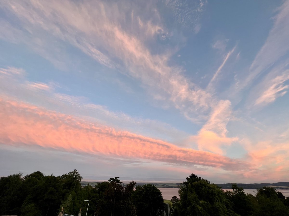 Lovely pink sky and River Tay this evening after a very sunny and warm day in #dundee #scotland. ⁦<a href="/UoDLifeSciences/">UoD Life Sciences</a>⁩ ⁦<a href="/dundeewestend/">Councillors Fraser Macpherson & Michael Crichton</a>⁩ ⁦<a href="/DundeeCulture/">Dundee Culture</a>⁩ ⁦<a href="/DDWaterfront/">Dundee Waterfront</a>⁩ ⁦<a href="/dundeeweatherUK/">Dundee Weather</a>⁩