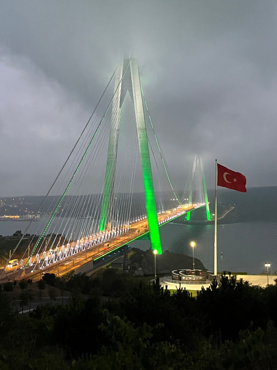 Yavuz Sultan Selim Bridge #Istanbul in green tonight on #PakistanIndependenceDay 🇵🇰💚
#PakistanAt76

@epwing_official 
@ForeignOfficePk