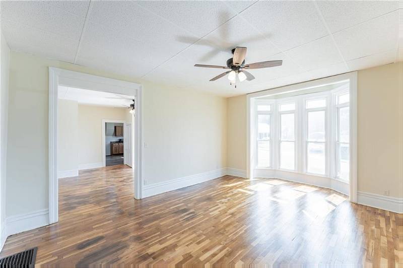 ColonialRealty_'s tweet image. Charming one-of-a-kind home!
Colonial Realty Inc.
Stacie Appel, Listing Agent 
Realtor®
(913) 426-2209 #charminghome #spaciousliving #homeforsale