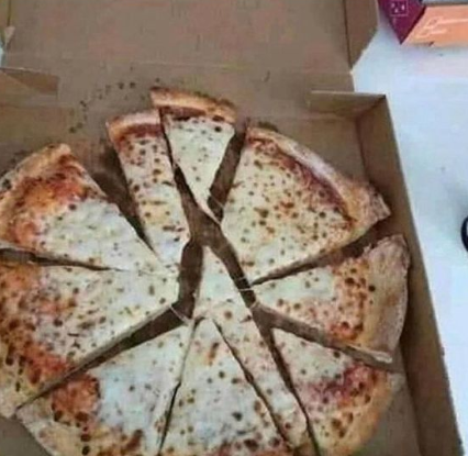 Flantasma1's tweet photo. Mi mamá: dale serví para algo y corta la pizza
Yo: https://t.co/vMMFqHkKNV