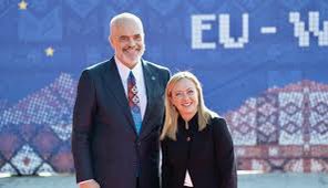 Uno #EdiRama
L’altra è Di Roma

#GiorgiaMeloni #Tirana #verticeUE #Balcani #14agosto