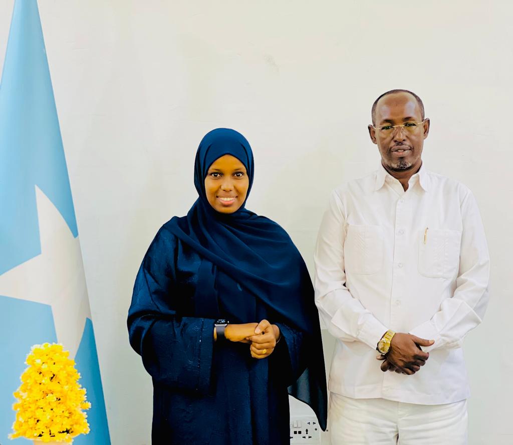 AbdisatarArabow's tweet photo. Guddoomiyaha Gobolka Banaadir ahna Duqa Muqdisho Mudane: Yuusuf (Madaale) ayaa kalan dhiirigelin iyo talawadaag ah la qaatay dhallinyarada #Ololaha Nadaafadda Xeebaha iyo Wacyigalinta degaanka iyo qaar ka mid ah dhallinyarada caasimadda ee arrimaha bulshada ka shaqeeya.
@Abdisa https://t.co/dhU0mmLccI
