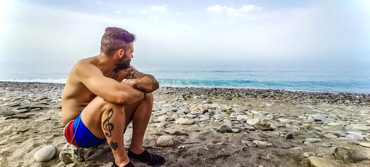 Cuentan que el sol y una estrella dijeron que se querían
Y nació Málaga Bella, orgullo de Andalucía

Lleva pena de luceros
Bata de espuma del mar
Y yo me muero de celos
Por tenerme que alejar

Antonio Molina 

#Malaga #Malagabella