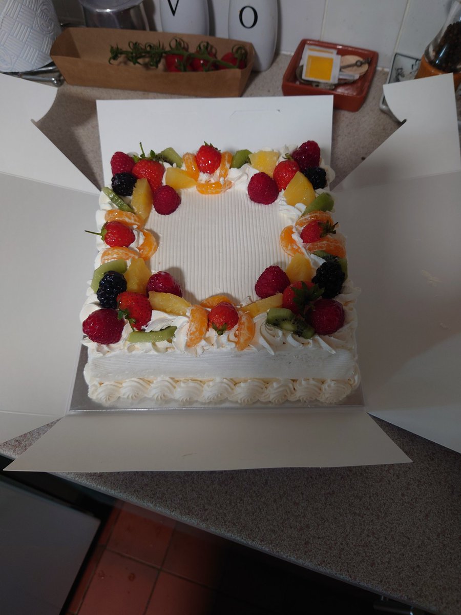 Lovely (and delicious) birthday cake from my brother <a href="/_AbandonedSheep/">Schrodinger's Cat Burglar 🐱</a> 😋