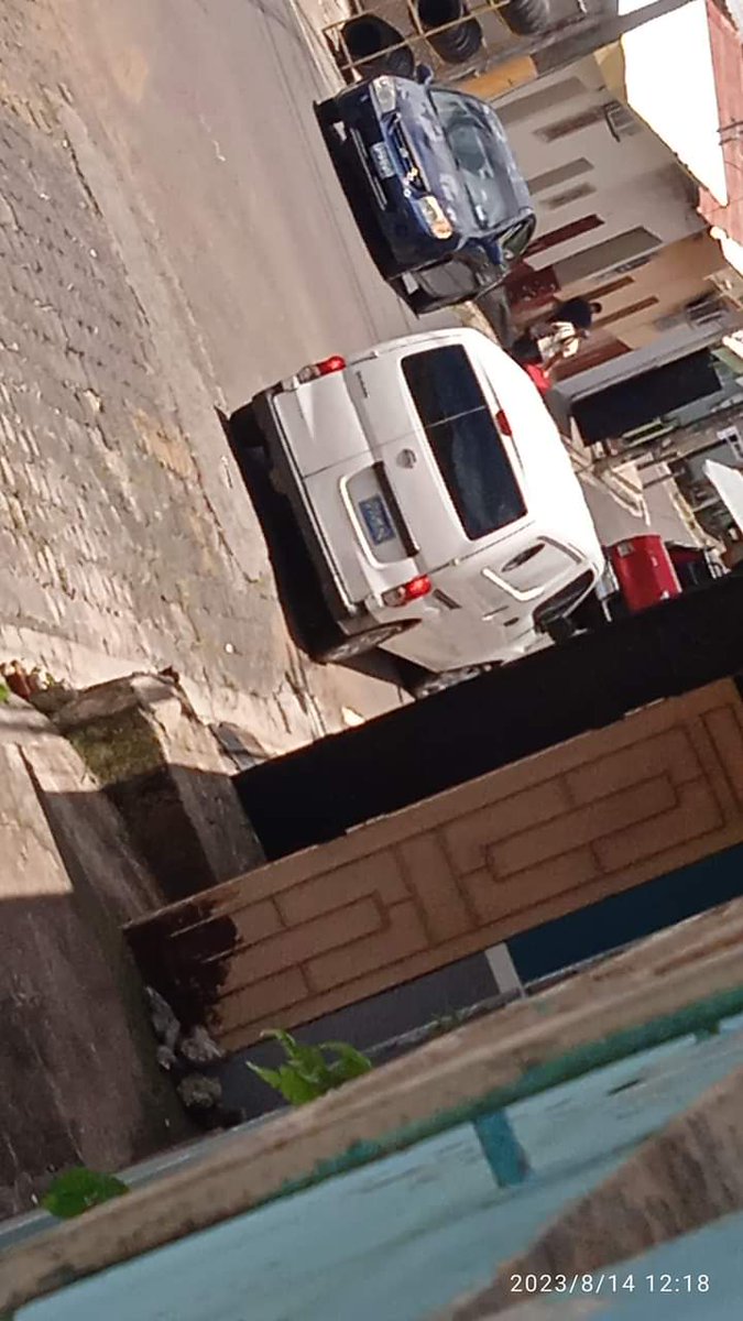 Griseld30049768's tweet photo. DENUNCIA PUBLICA  EN SANTIAGO DE MARIA, ANDA ESTA CAMIONETA HACE DIAS YA SE HIZO LA DENUNCIA Y HOY A MI NIETO CASI LO SECUESTRA UN HOMBRE QUE SE BAJO DE ESA CAMIONETA PORQUE LO.VIO SOLO EN LA PUERTA DE LA CASA PERO MI HIJA ESTABA DETRAS DE EL NIÑO @PNCSV https://t.co/7h5aF2C4Li